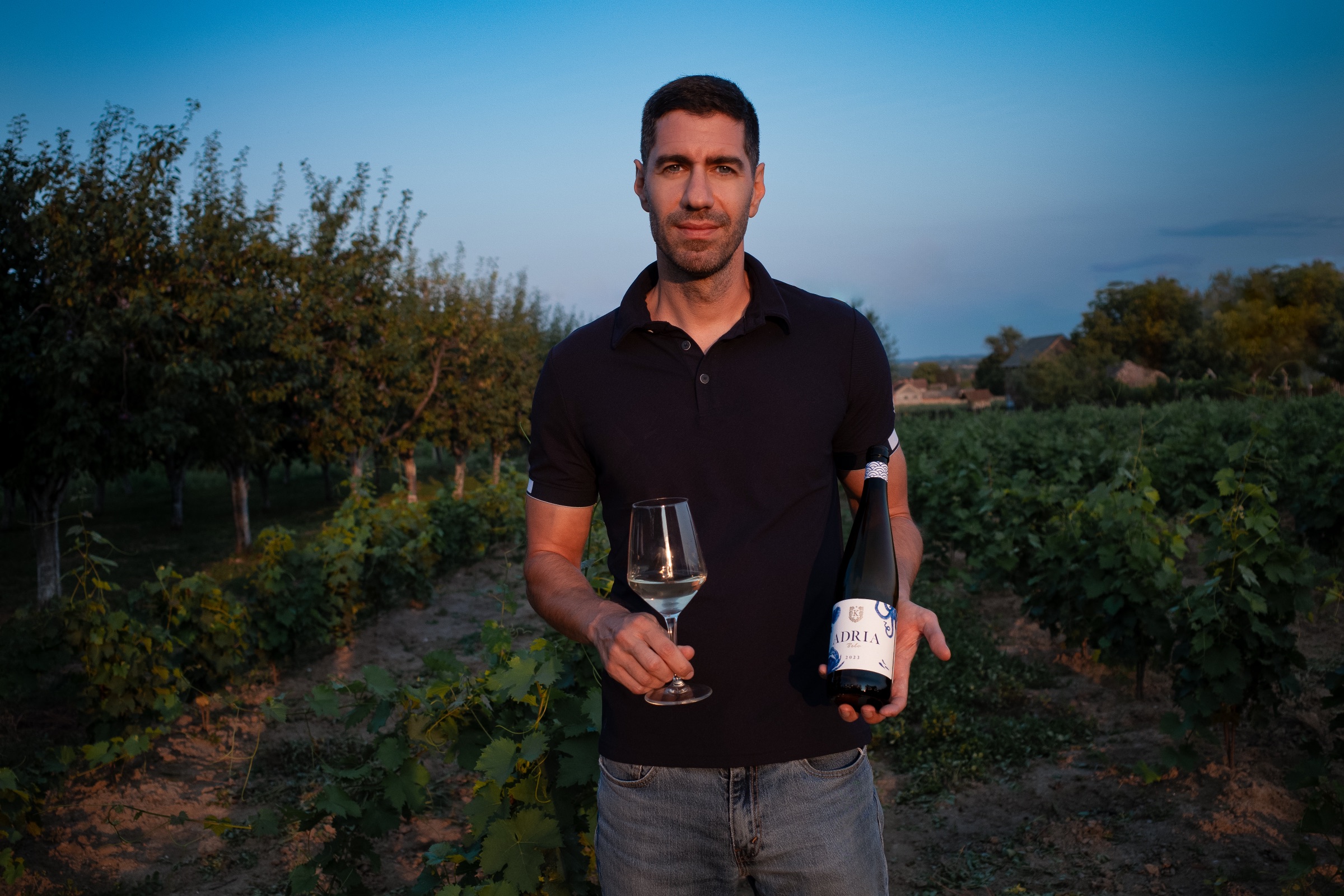Adria vino u zlatnom satu